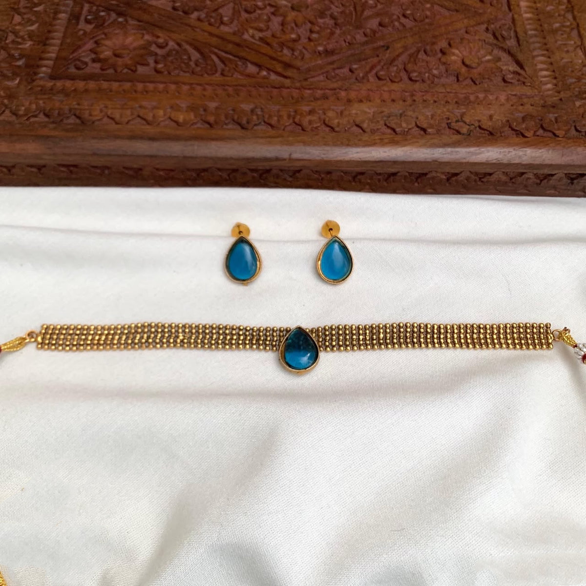 Blue raindrops chocker