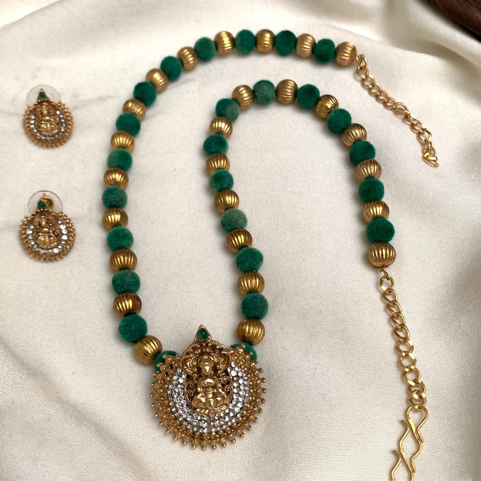Green velvet ball necklace