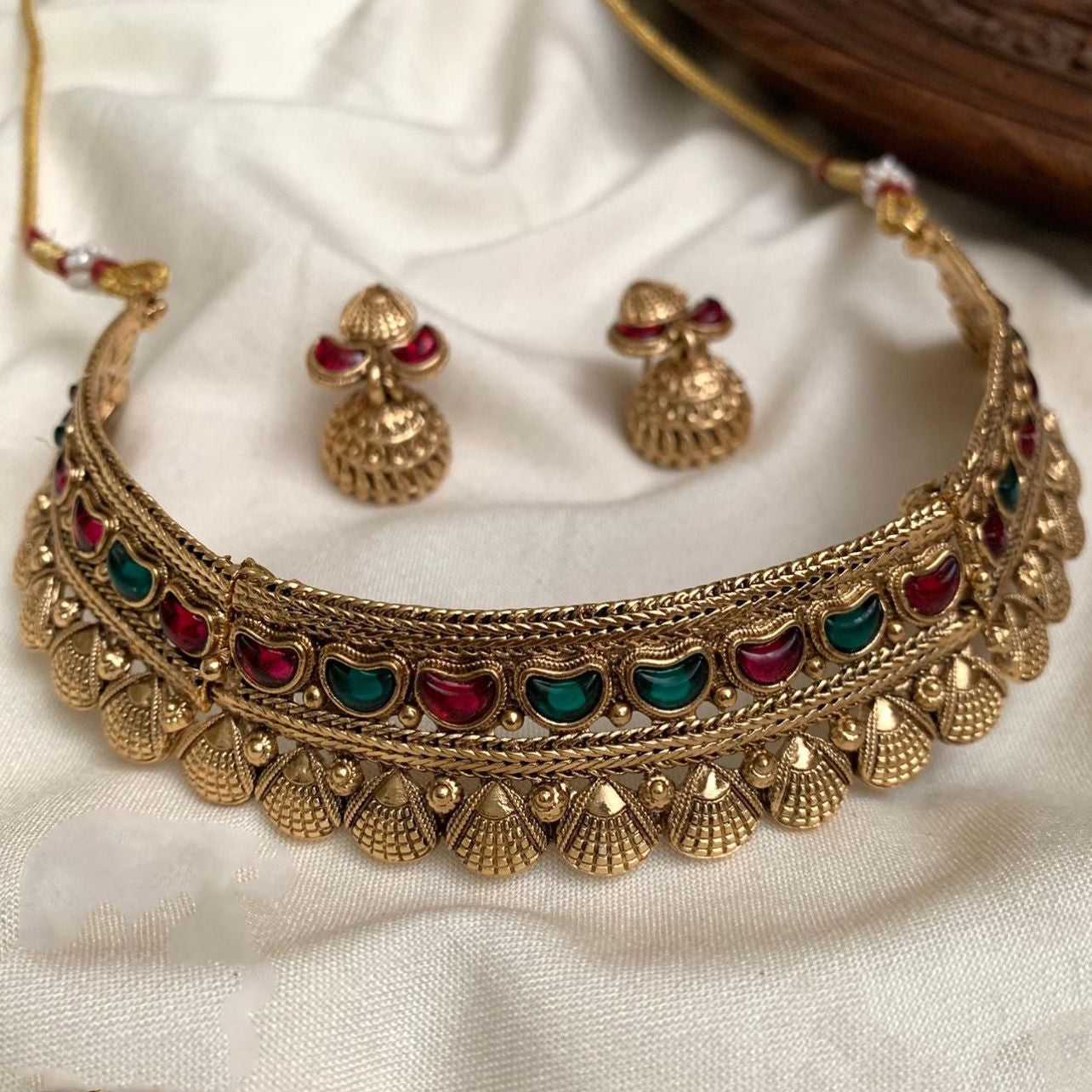 Neck tight chocker necklace