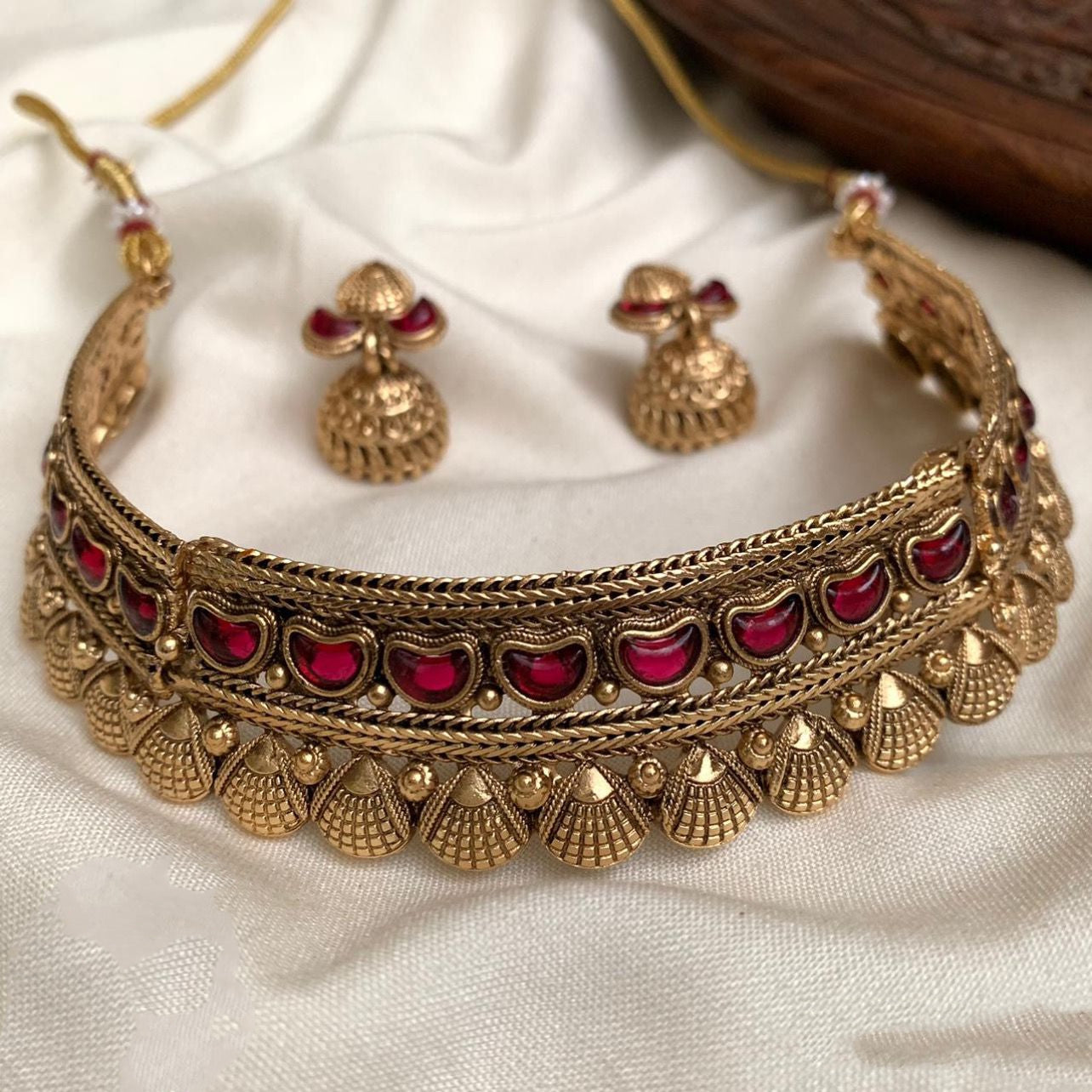 Neck tight chocker necklace