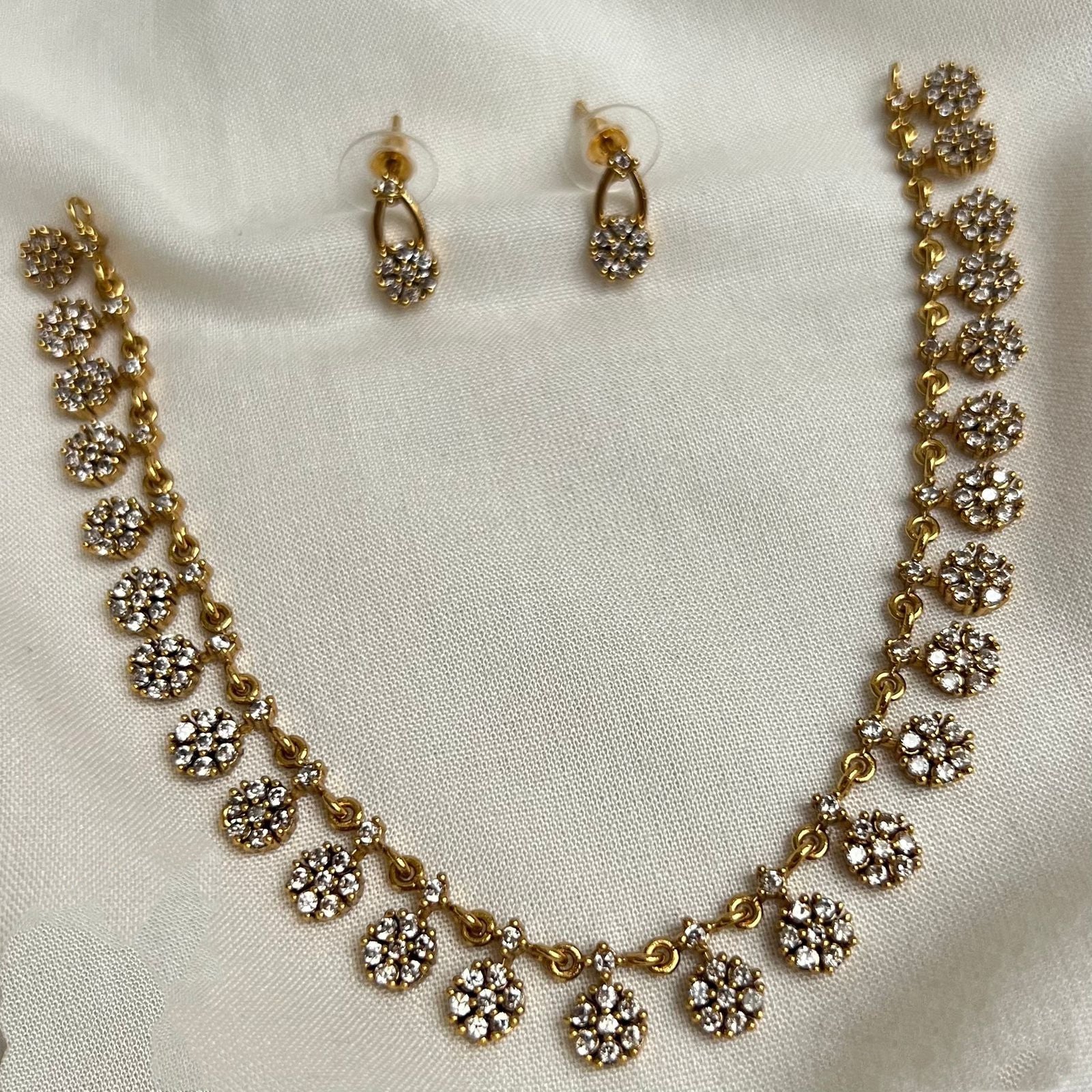 Flower Ad short necklace