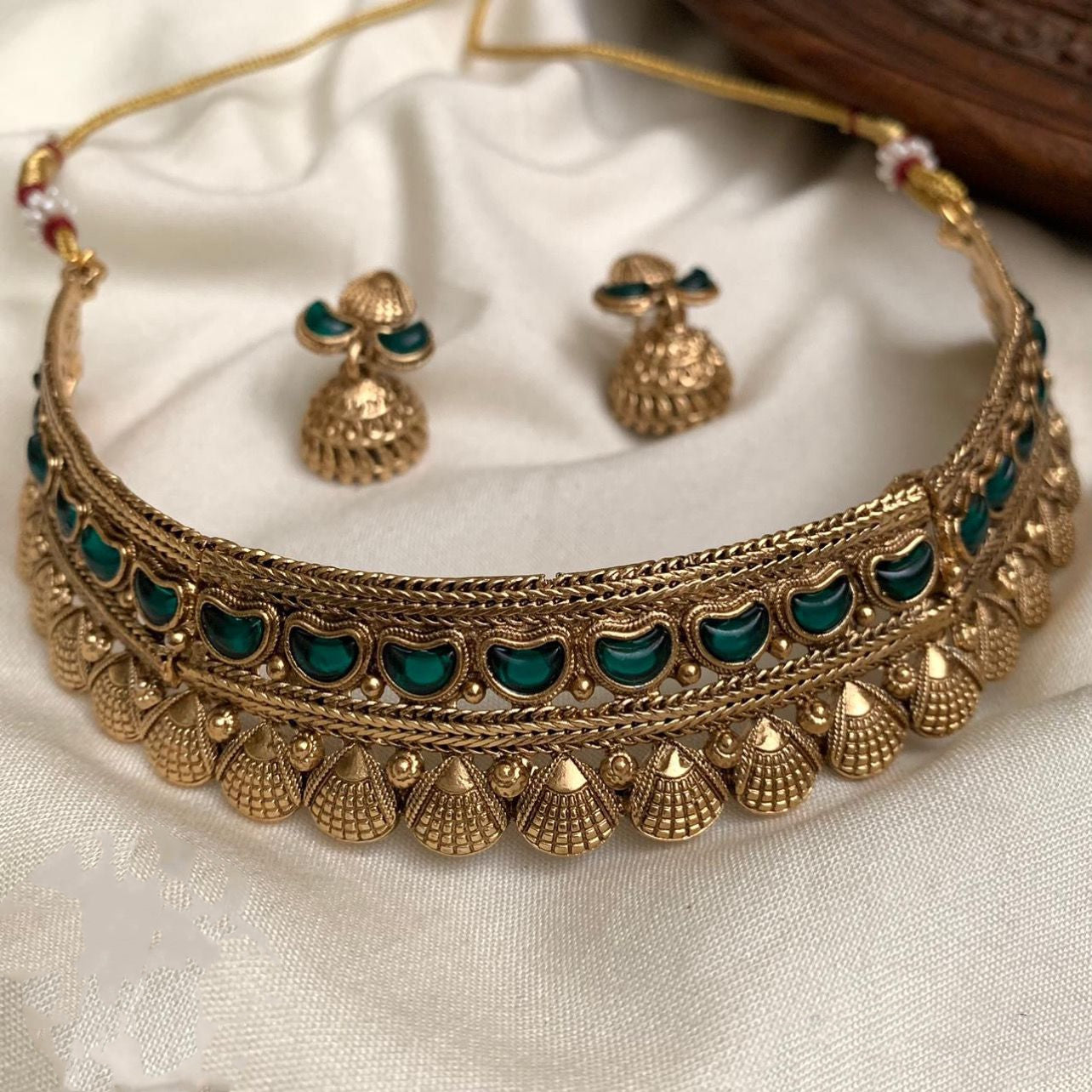 Neck tight chocker necklace