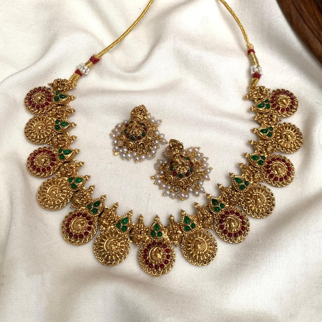 Non idol necklace